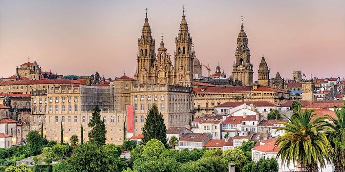 Ziel Ihrere Reise und jahrhunderte altes Ziel von Pilgerwegen: Santiago de Compostela mit der beeindruckenden Kathedrale. | Foto: Lux-Blue/AdobeStock