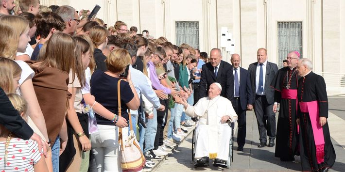 Papst Franziskus begrüßt eine Gruppe junger menschen aus den Kreisdekanaten Borken und Steinfurt.