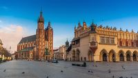 Die Marienkirche und die Tuchhallen am Marktplatz in Krakau.