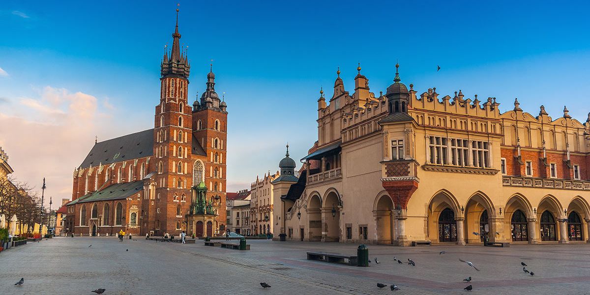 Die Marienkirche und die Tuchhallen am Marktplatz in Krakau.