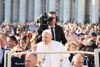 Papst Franziskus fährt zum Beginn einer Audienz auf dem Petersplatz.