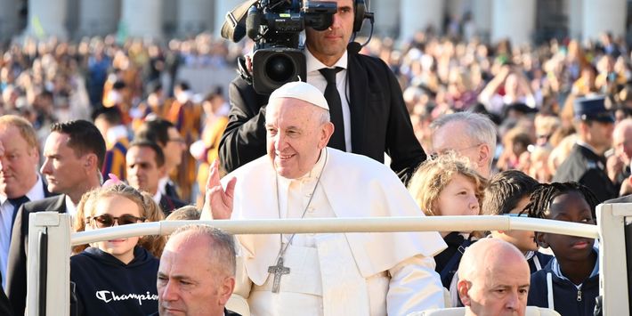 Papst Franziskus fährt zum Beginn einer Audienz auf dem Petersplatz.